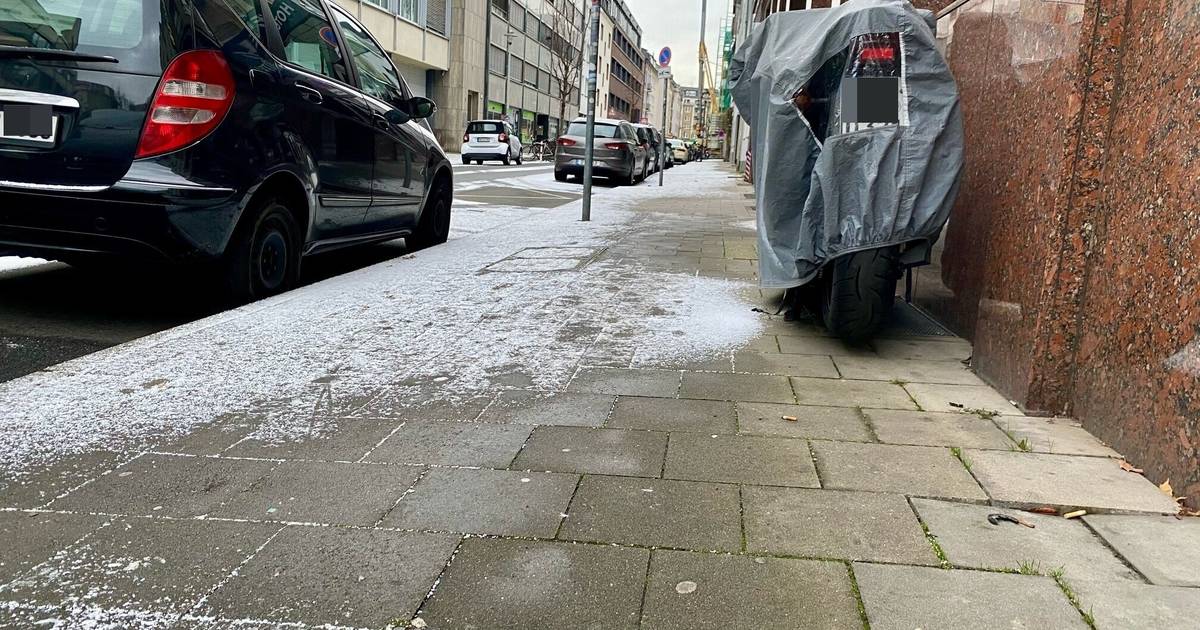 Motorräder dürfen weiter auf Gehwegen stehen