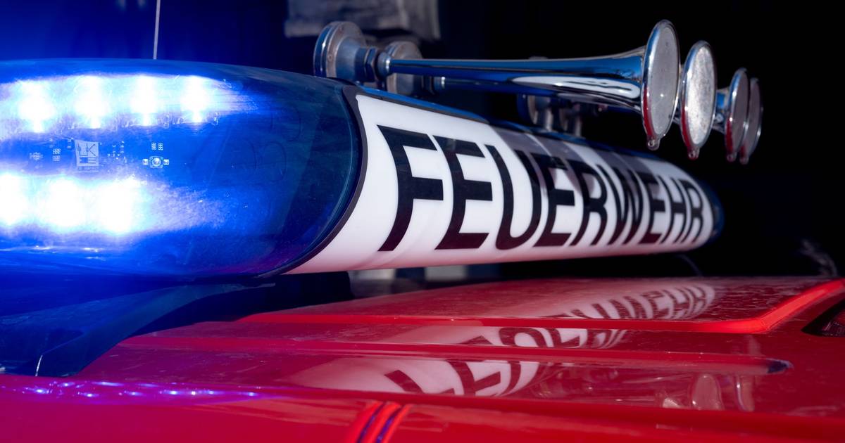 Auto brennt auf Feldweg aus