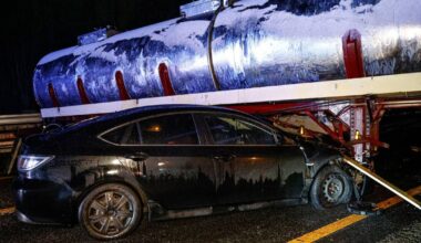 Auto kracht wegen Glatteis in querstehenden Lkw