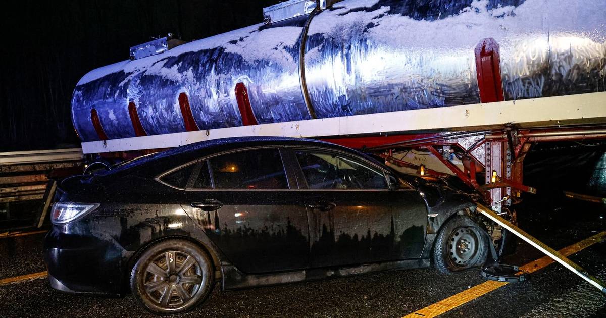 Auto kracht wegen Glatteis in querstehenden Lkw
