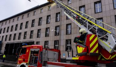 Feuerwehr befreit das Dach des Polizeipräsidiums von Schnee und Eis