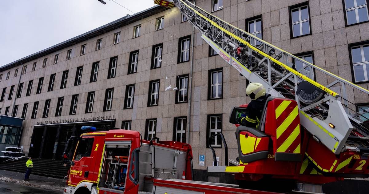Feuerwehr befreit das Dach des Polizeipräsidiums von Schnee und Eis