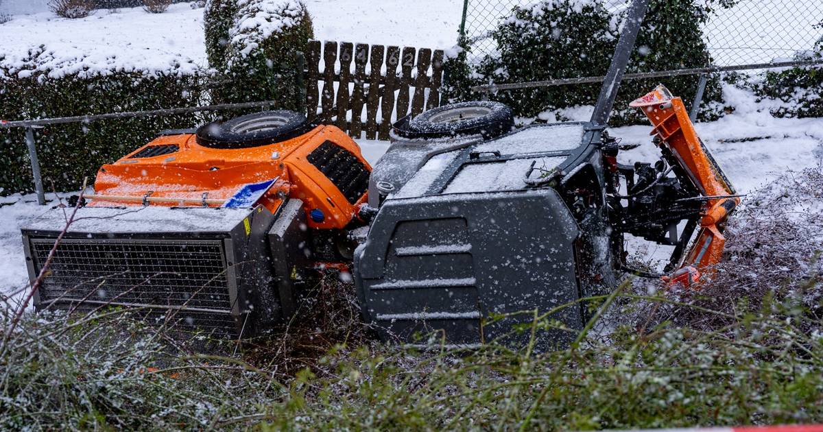 Räumfahrzeug rutscht Böschung in Wuppertal herab – Fahrer verletzt