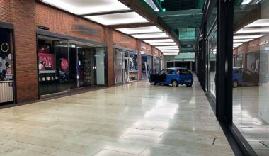 Überfall mit Opel auf Juwelier in Duisburg: Suche nach Räubern läuft