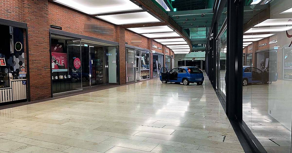 Überfall mit Opel auf Juwelier in Duisburg: Suche nach Räubern läuft