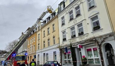Feuerwehr entfernt Eiszapfen von Gebäude