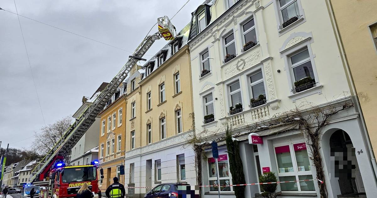 Feuerwehr entfernt Eiszapfen von Gebäude