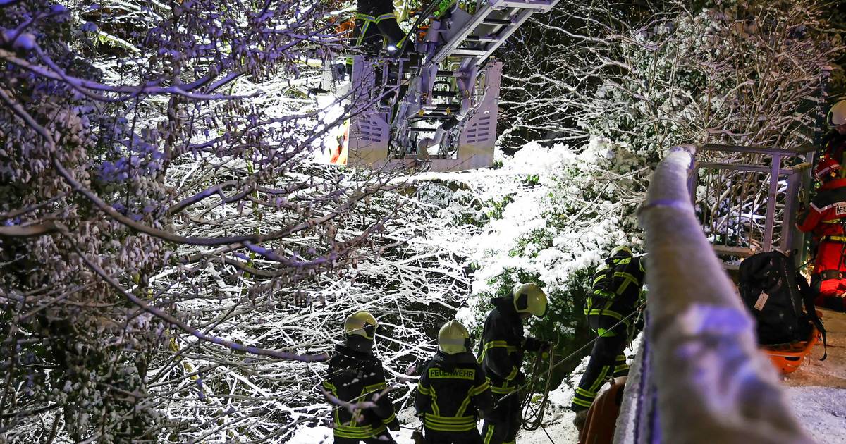 Frau rutscht acht Meter in die Tiefe