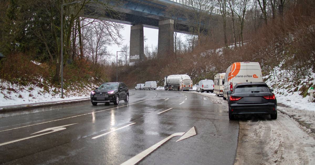 Bezirksvertretung fordert Maßnahmen an der Straße Blombacher Bach