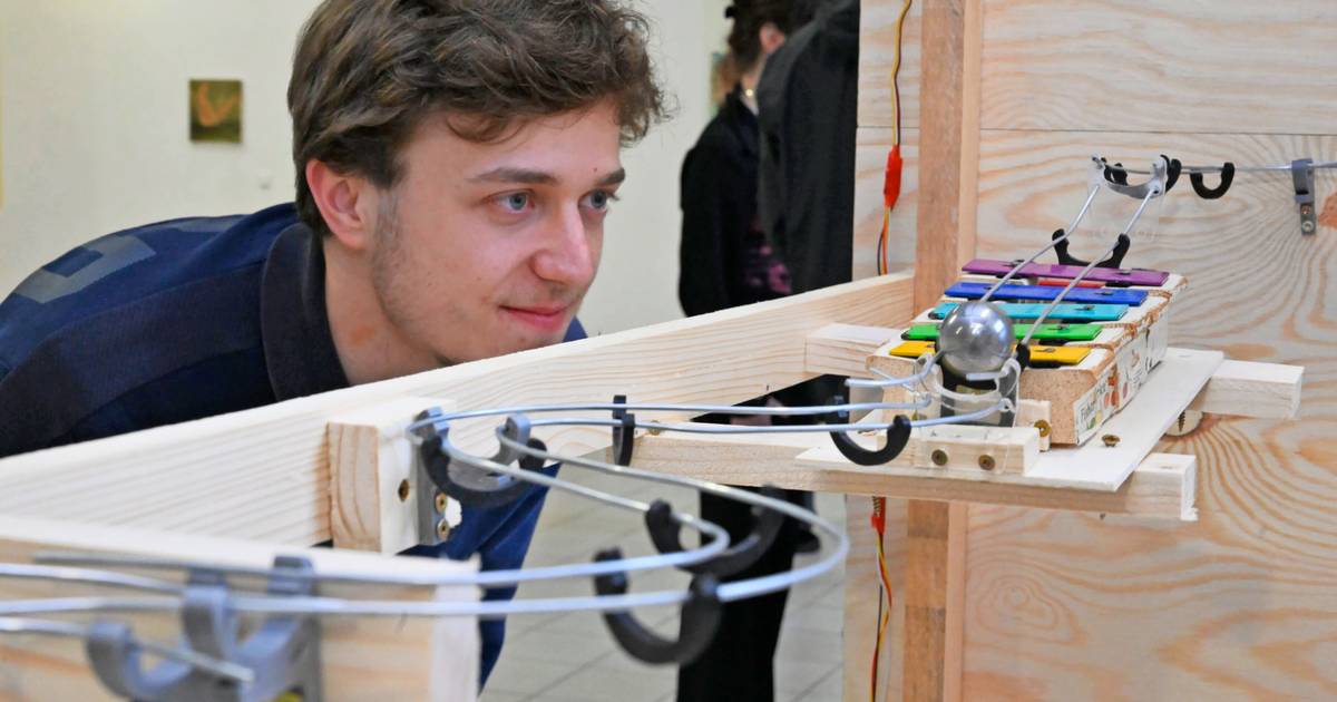 Wuppertaler Uni-Wettbewerb „Kachelcross“ prämiert beste Endlos-Kugelbahn