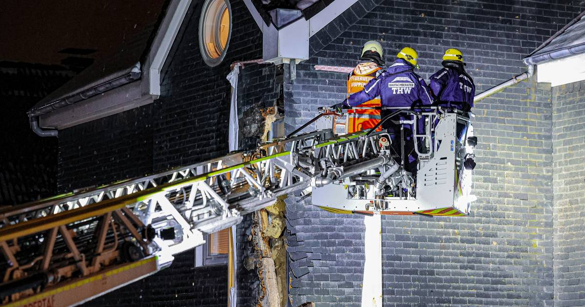 THW muss Fachwerkhaus in Wuppertal absichern