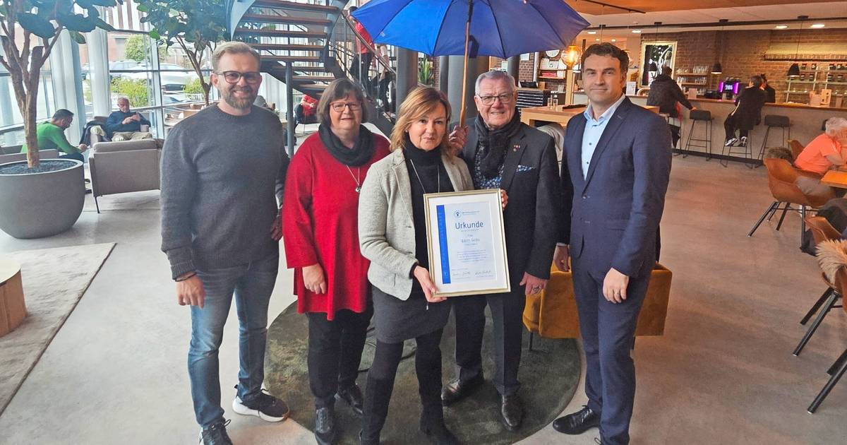 Kinderschutzbund übergibt Urkunde an Edith Gribs, Halle 22