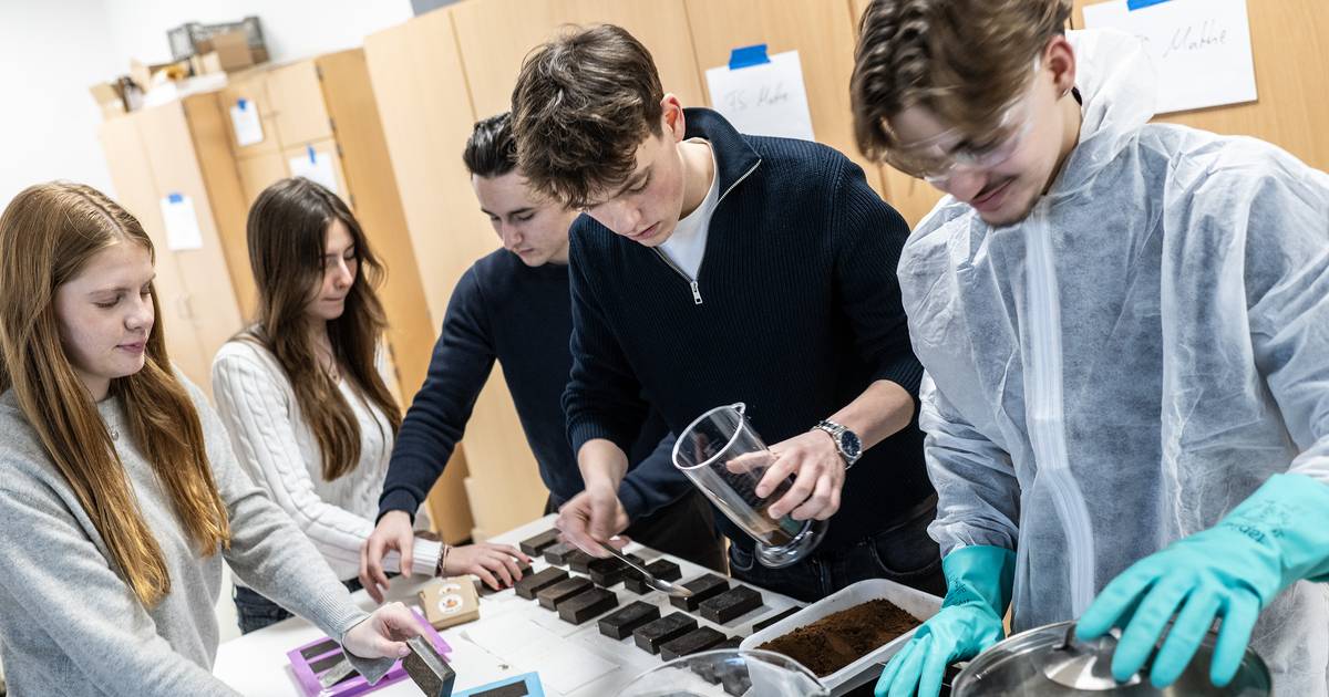 Schüler wandeln Kaffeesatz in Seife um