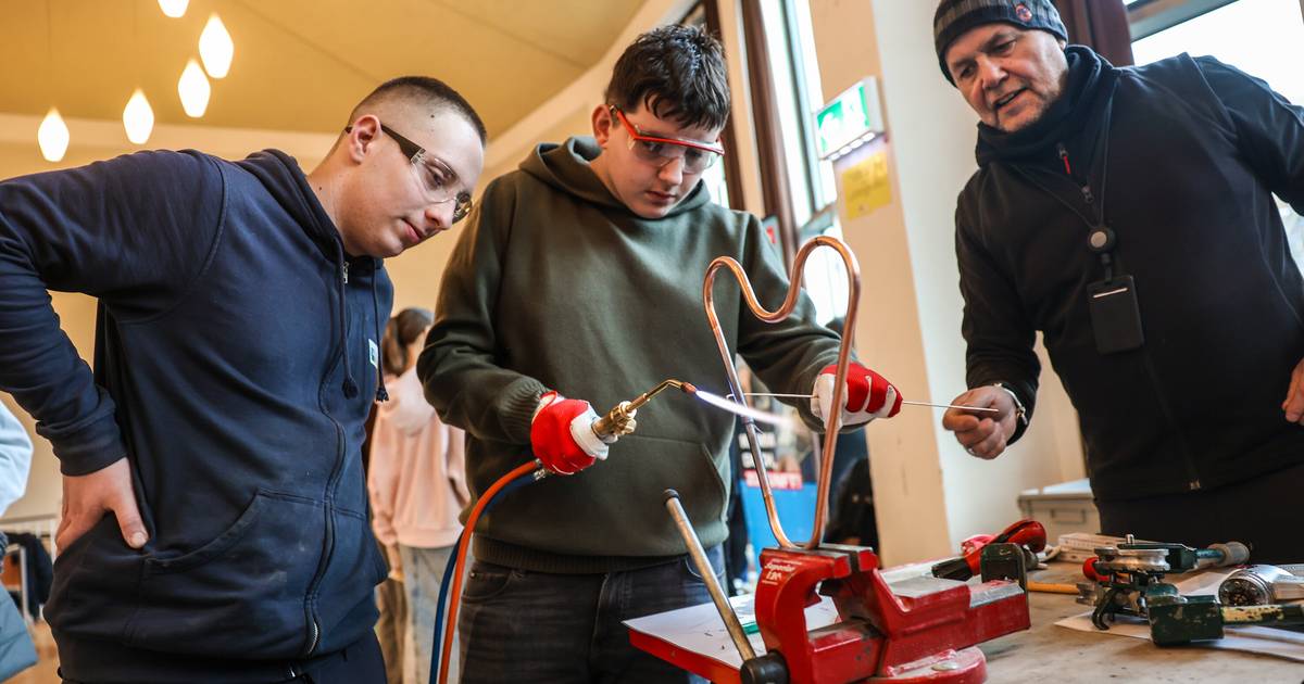 Hauptschule in Düsseldorf organisiert „Markt der Möglichkeiten“ 