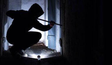 Einbrecher flüchtet, als er schlafenden Bewohner entdeckt