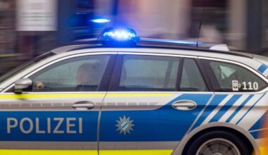 14-Jähriger knallt mitten in der Nacht mit Auto in ein Verkehrsschild