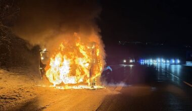 Autotransporter steht auf der A1 in Flammen