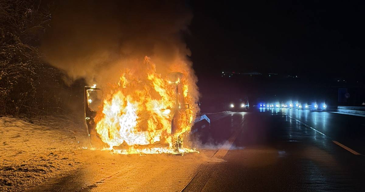 Autotransporter steht auf der A1 in Flammen