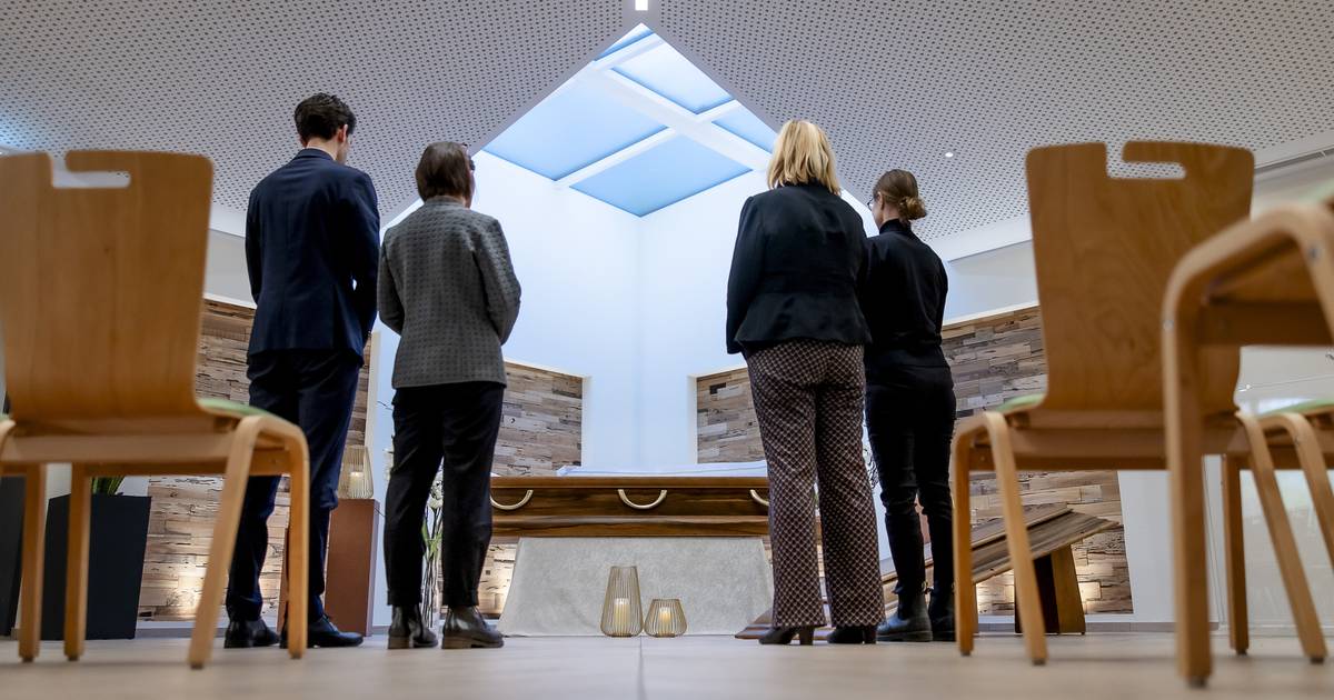 Düsseldorf: Abschied am offenen Sarg