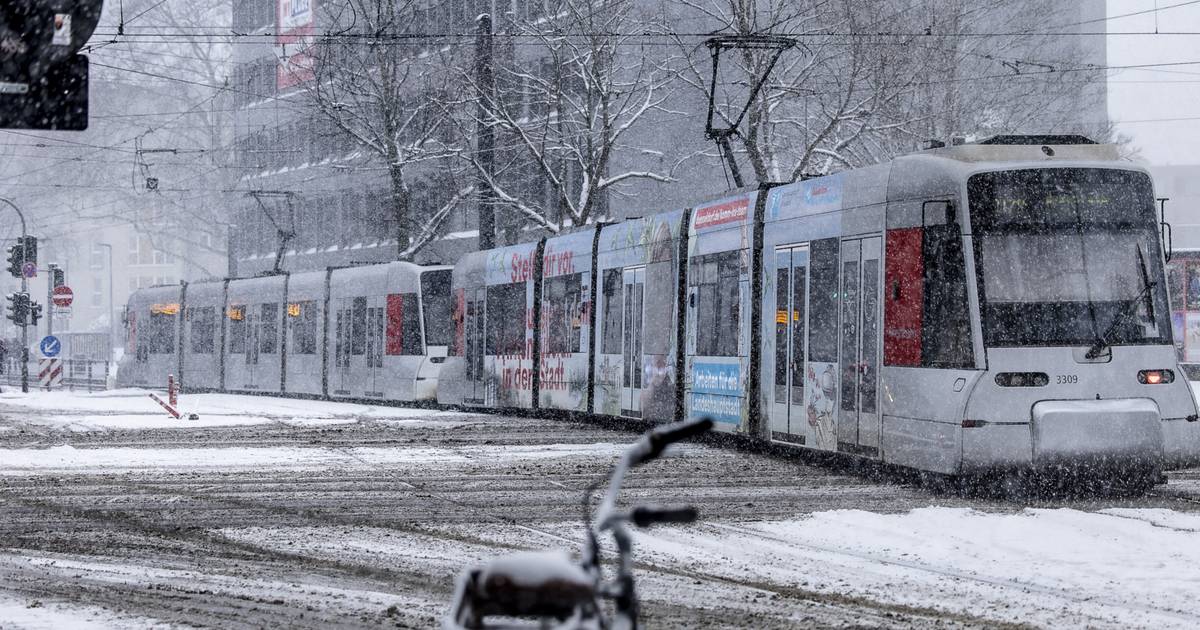 Straßenbahn am Mittwochabend in Düsseldorf entgleist