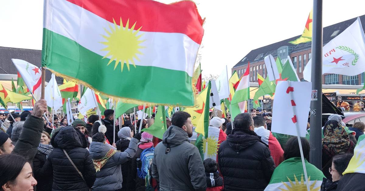 Kurdische Demo zieht mit Hunderten Teilnehmern in Mönchengladbach