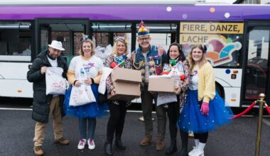 NEW übergibt 200.000 „Jecke Täsch“ an Karnevalsgruppen