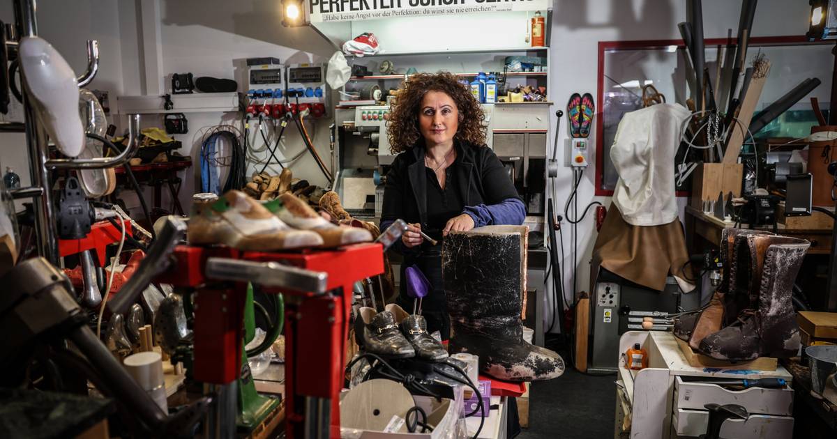 Lika Chkhutiashvili fertigt Schuhe für die Bühne