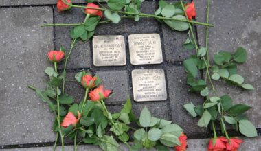 Bürgermeisterin und Schüler reinigen Stolpersteine am Rathaus