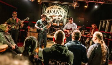 Rockfestival mit spontanen Gästen auf der Bühne