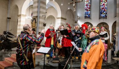 Jecken schunkeln in der Kirchenbank