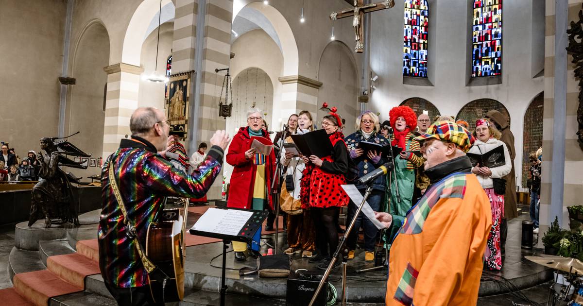 Jecken schunkeln in der Kirchenbank