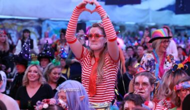 2300 Frauen feiern bei Hausfrauensitzung in Holt