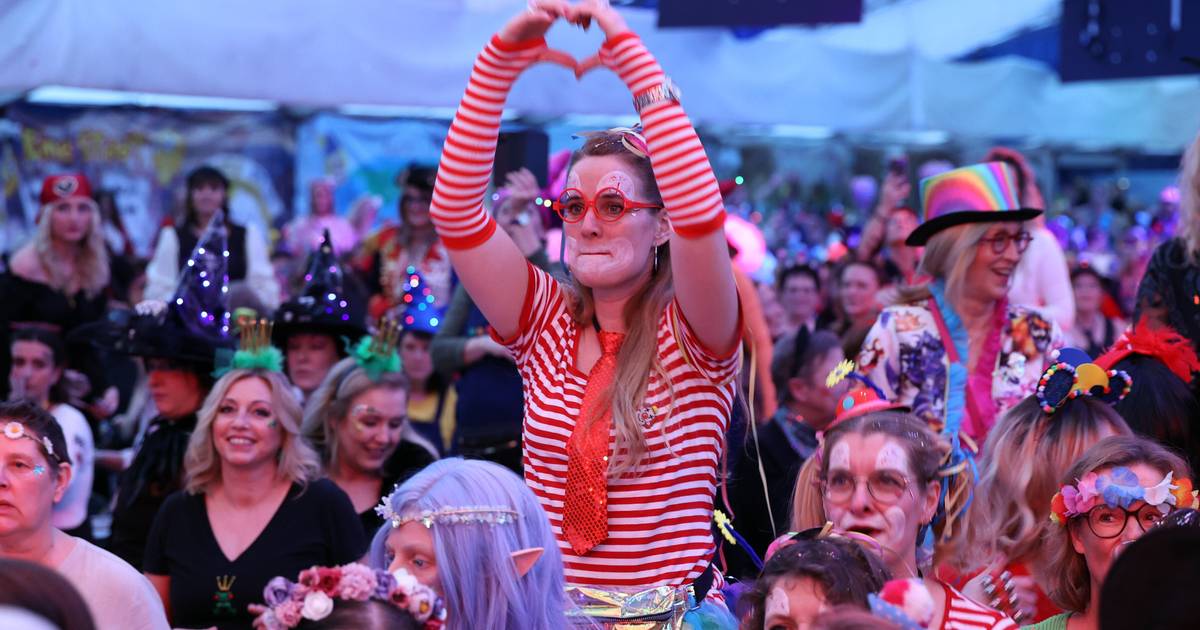 2300 Frauen feiern bei Hausfrauensitzung in Holt