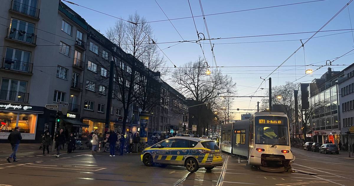 Düsseldorf Wehrhahn: Straßenbahn aus Gleisen gesprungen