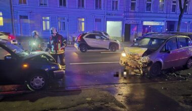 Drei Menschen leicht verletzt nach Verkehrsunfall in Wuppertal