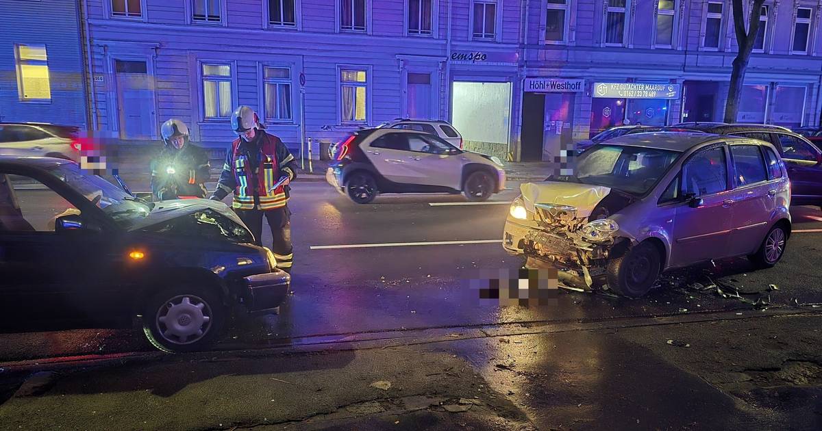 Drei Menschen leicht verletzt nach Verkehrsunfall in Wuppertal