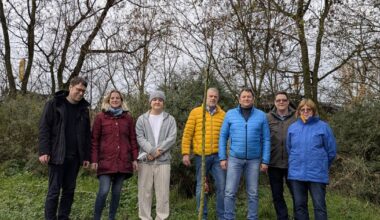 Von Nabu und Grünen gespendeter Apfelbaum am Kuhteich in Orsoy eingepflanzt