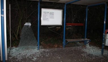 Viersen: Zwei Bushaltestellen beschädigt