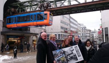 Schwebebahn in blau-orange in Wuppertal unterwegs