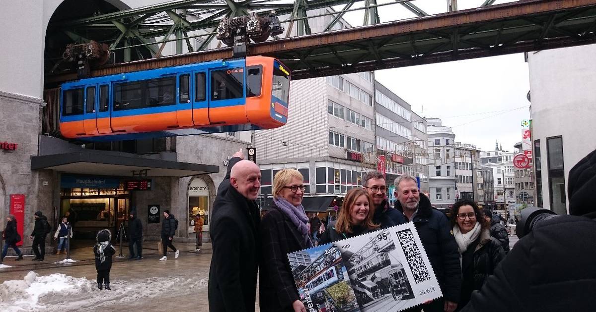 Schwebebahn in blau-orange in Wuppertal unterwegs