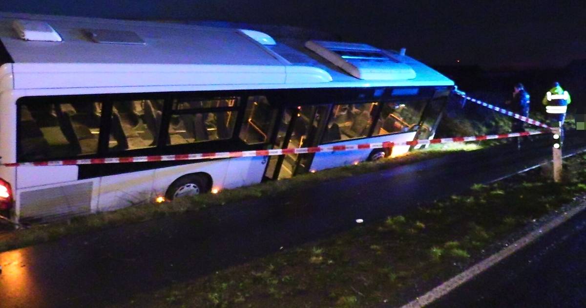 Busfahrer fuhr in Viersen-Süchteln in den Straßengraben.