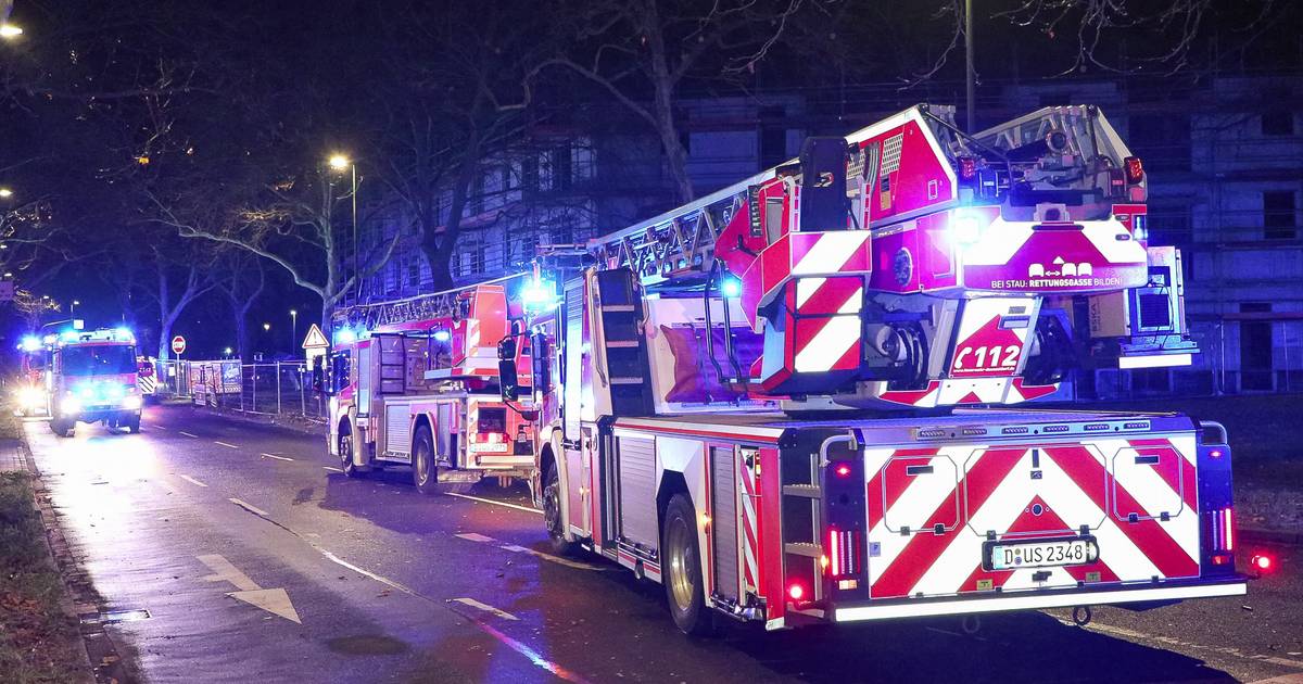Düsseldorf-Garath: Feuerwehr löscht Kellerbrand