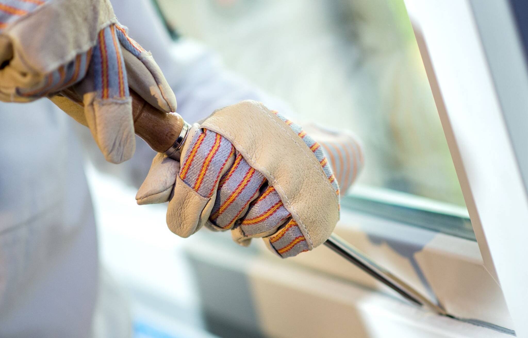 Drei Mitglieder einer Familie müssen sich wegen Wohnungseinbrüchen in mehreren Kommunen vor dem Bonner Landgericht verantworten. (Symbolbild)  