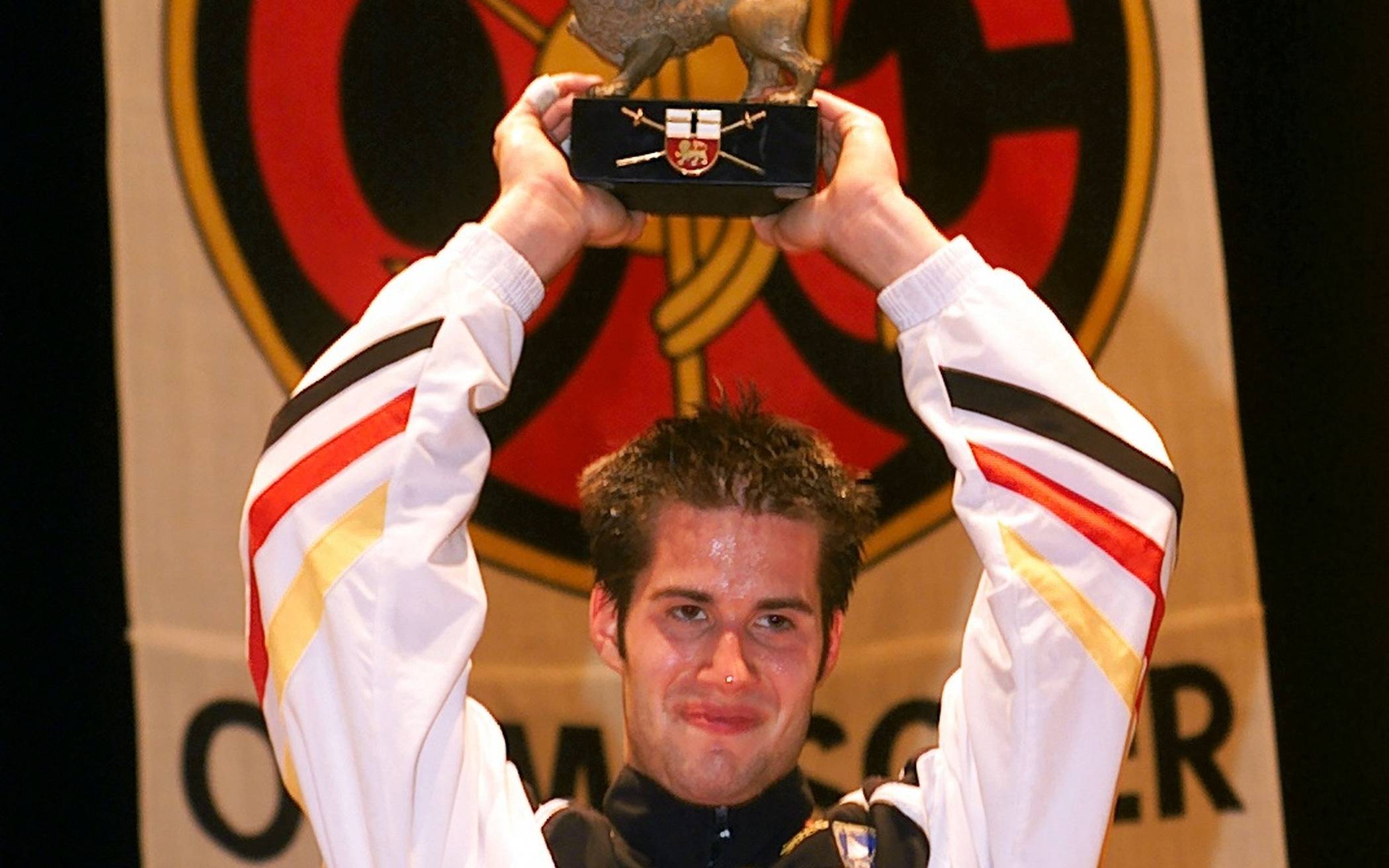  Triumph beim Heim-Weltcup: Stolz reckte David Hausmann 2001 den „Löwen von Bonn“ in die Höhe. 