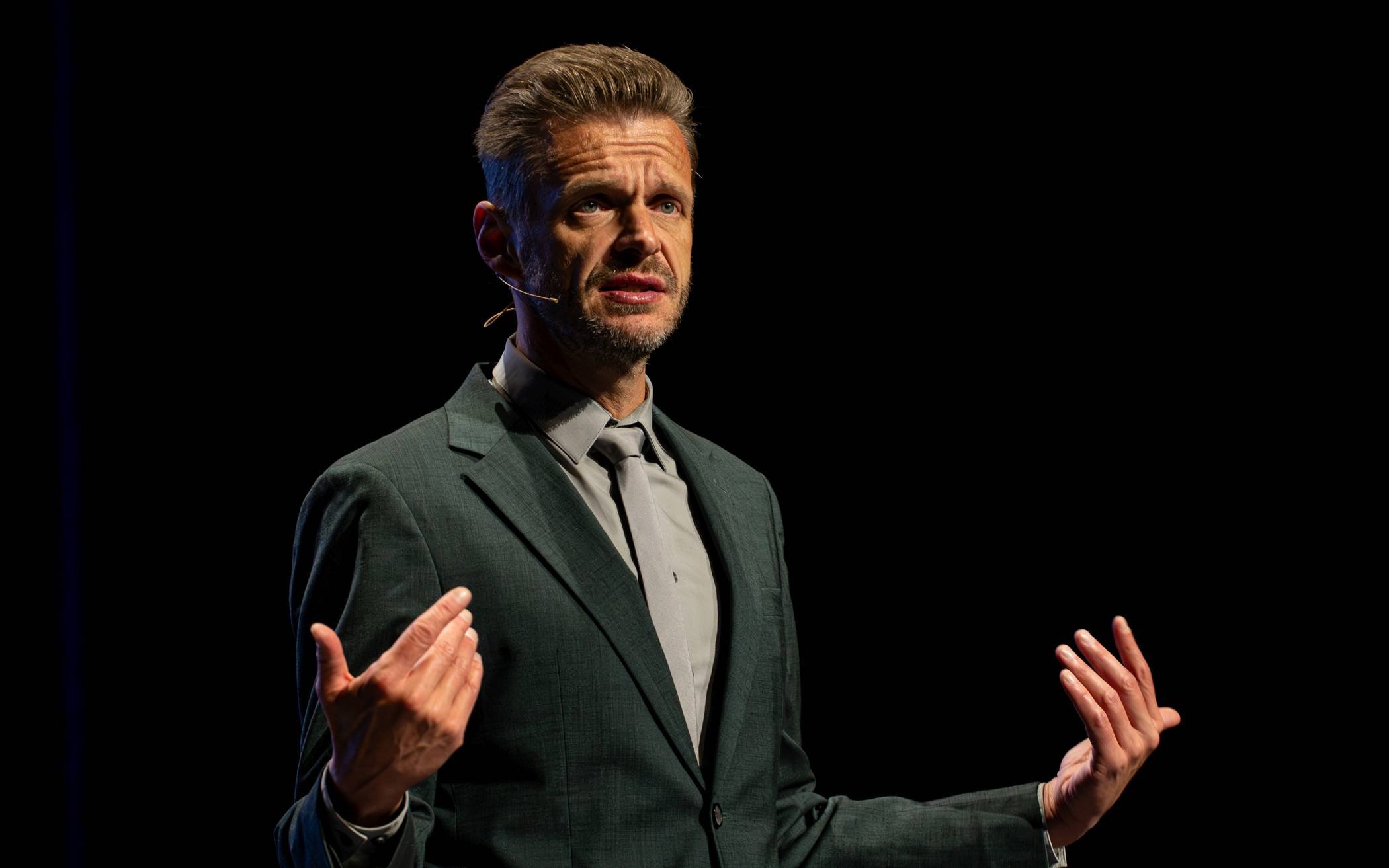 Florian Schroeder auf der Bühne der Bonner Oper.