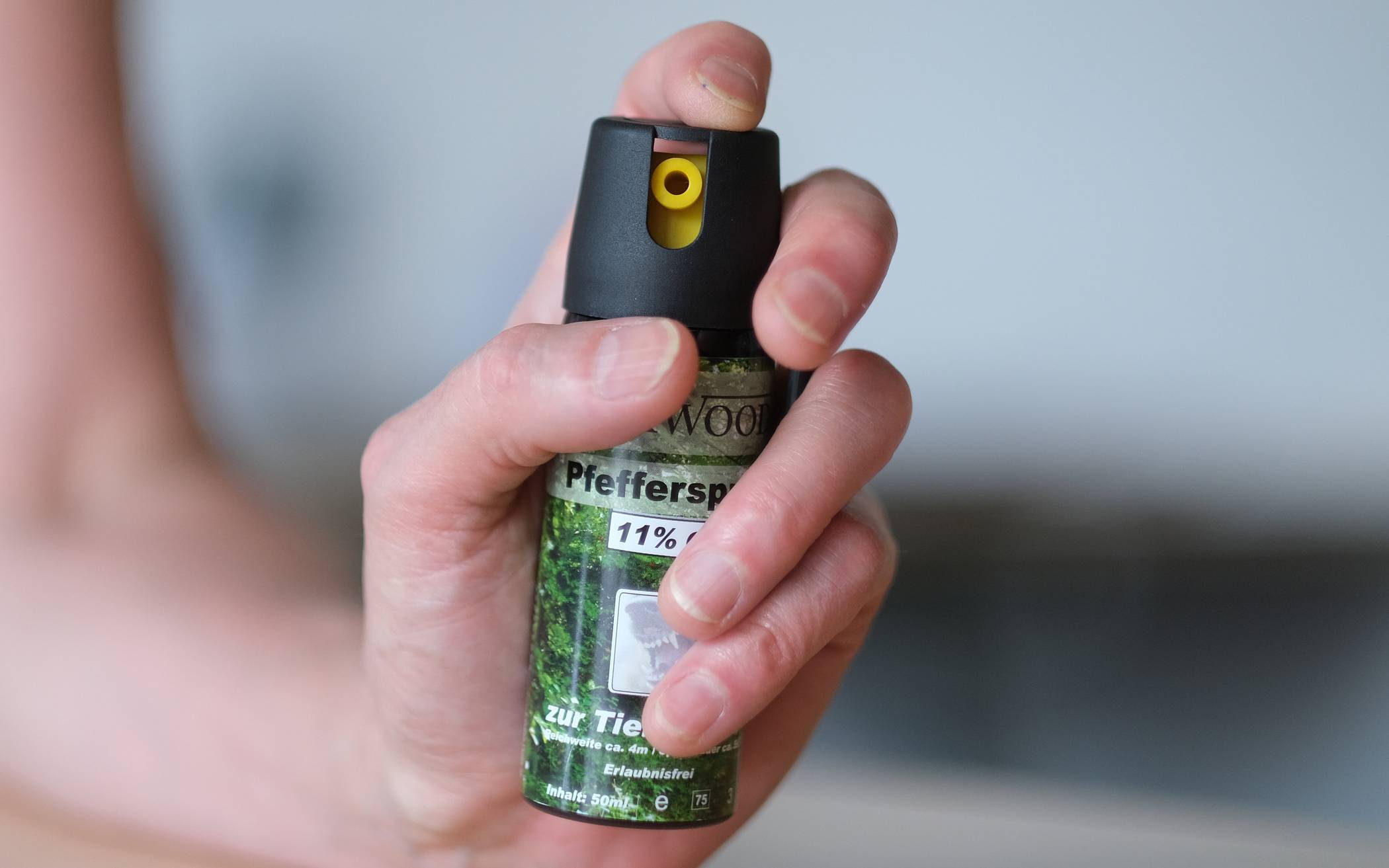  Eine Hand hält eine Kartusche mit Pfefferspray. (Symbolbild) 