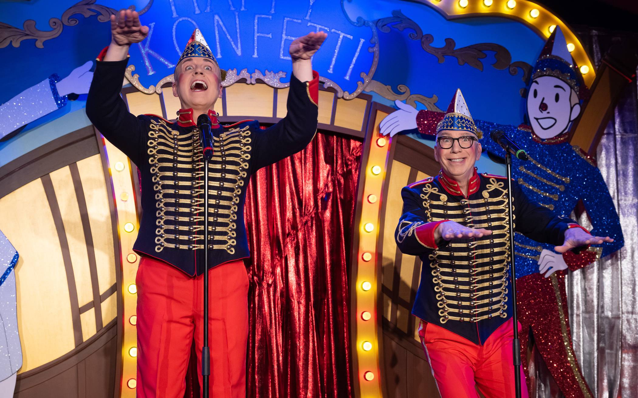 Auch im Narrenkostüm unverwechselbar: Knut Vanmarke (links) und Dirk Vossberg-Vanmarcke.