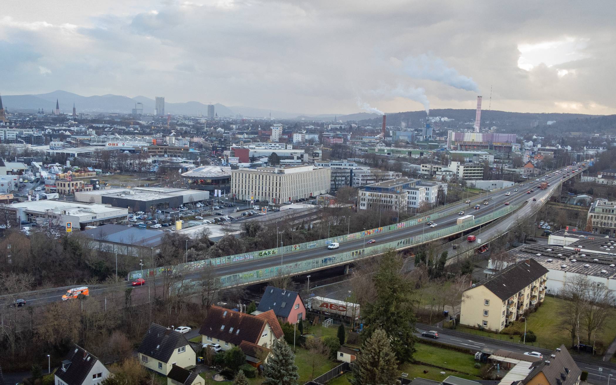  Die A565 führt mitten durch die Stadt. Der aufgeständerte „Tausendfüßler“ ist der knapp zwei Kilometer lange Abschnitt zwischen dem Autobahn-Kreuz Bonn und der Anschlusstelle Bonn-Endenich.  