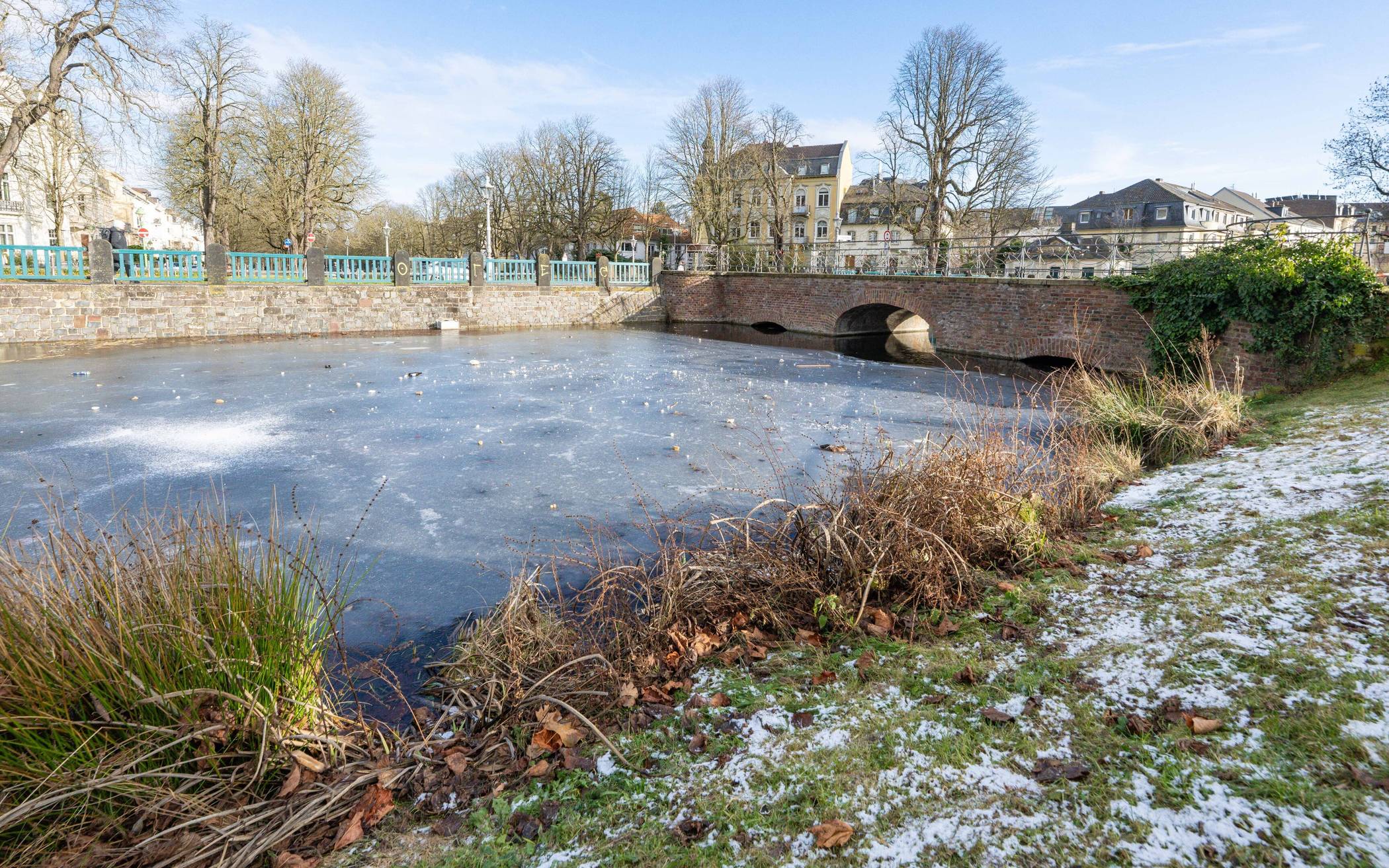 Der Poppelsdorfer Weiher ist teilweise zugefroren.