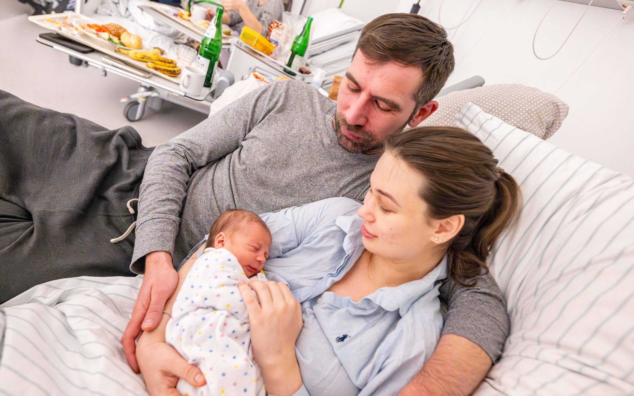  Neujahresbaby Nicole Alexandra: Willi und Elisaveta Wisner mit ihrer neugeborenen Tochter in der Bonner Uniklinik. 